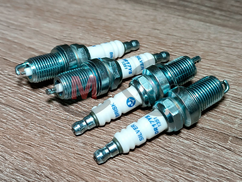 No.1202 シルバーリーフとスクリューピアス Свечи зажигания 406 дв., LPG Brisk Silver DR17YS 1351 (к-кт 4 шт.)
